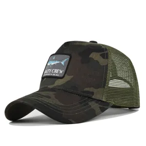 Camouflage Mesh Baseball Cap mit Haifisch besticktem Patch fuer Angeln und Sommer.