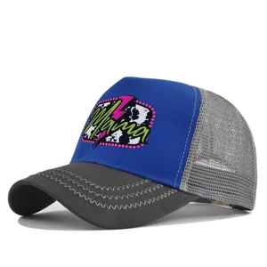 Primo piano del cappellino trucker blu e grigio con patch stampata Mama e retro in rete.