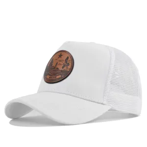 Moderna gorra trucker blanca con parche de cuero redondo, faro y letras de Maine.