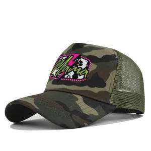 Cappello trucker mimetico con retro in rete e toppa con stampa Mama per look casual all'aperto.