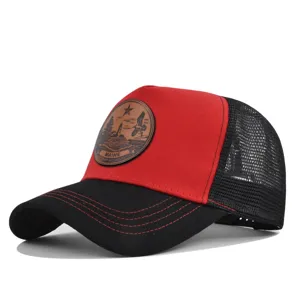 Gorra de béisbol de malla roja y negra clásica con parche de cuero marrón de verano.