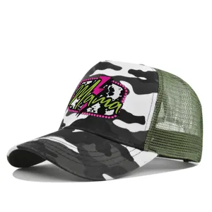 Trendy cappellino trucker con stampa Mama, rete verde e fantasia mucca per stile casual.
