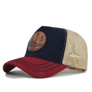 Vista detallada de la elegante gorra trucker con parche de cuero MAINE y malla en la parte trasera.