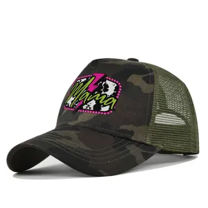 Dettaglio cappello trucker mimetico con toppa stampata Mama e retro in rete traspirante.