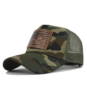 Detailansicht der Camouflage Mesh Baseballkappe mit einem edlem Tiger Lederaufnäher.