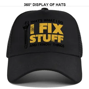 Gedetailleerd overzicht van zwarte mesh baseballcap met grappige opdruk en moersleutel.