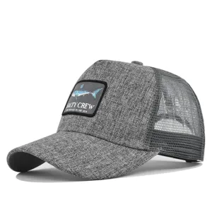 Graue Mesh Trucker Cap mit besticktem Haifisch Aufnäher und verstellbarem Riemen für den Sommer.