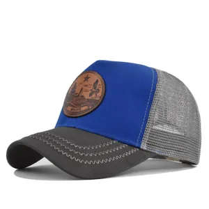 Gorra de béisbol trucker de malla elegante para hombre con parche de cuero marrón y parte trasera.