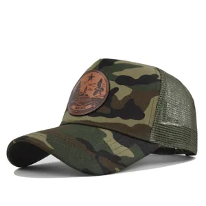 Primer plano de gorra de camuflaje con parche de cuero detallado y diseño de faro.