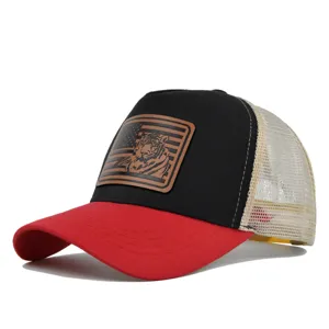 Detailansicht der stylischen Trucker Cap mit Tiger Lederaufnäher und atmungsaktivem Netz.
