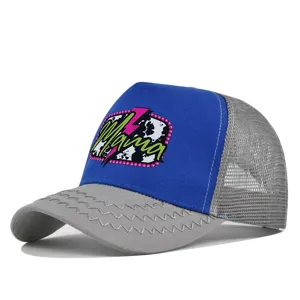 Cappellino trucker Mama alla moda con retro in rete, pannello blu e stampa grafica.