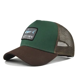 Sommer Mesh Baseballcap mit gruener Front, braunem Schirm und markantem Hai Bestickungswappen.