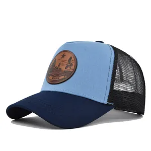 Gorra trucker azul con parche de cuero marrón, parte trasera de malla para verano.