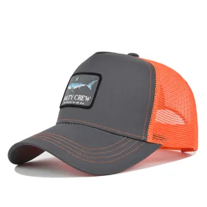 Graue und orange Trucker Cap mit Haifisch Stickerei Patch sowie luftigem Netzrücken.