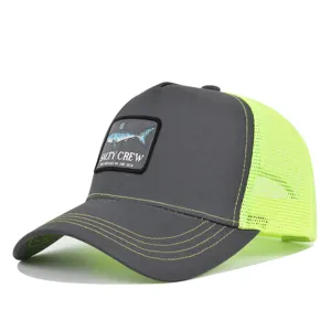 Sommer Trucker Baseballcap mit Haifisch Aufnäher, atmungsaktives Netz und gebogener Schirm.