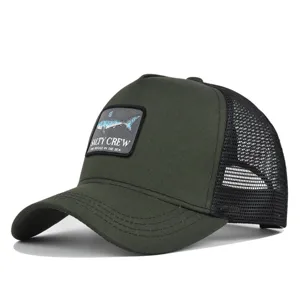 Armeegrüner Hai Aufnäher Mesh Baseball Cap, Angel bestickte Trucker Kappe Detail Ansicht.