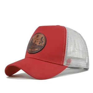 Gorra trucker roja con parche de cuero marrón, parte trasera de malla transpirable, gorra de verano.
