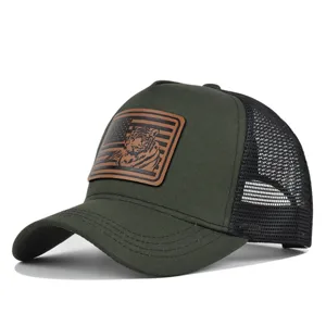 Dunkelgrüne Trucker Cap mit Mesh-Rücken und Tiger US-Flagge Leder-Patch für den Sommer.