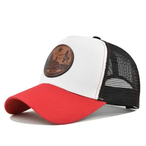 Vista detallada de la gorra de béisbol trucker de malla con parche de cuero Maine.