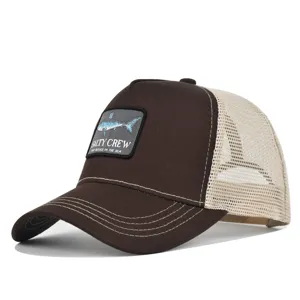 Braune und beigefarbene Mesh Trucker Cap mit Haifisch besticktem Webaufnäher für den Sommer.