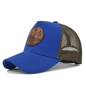 Gorra de béisbol de malla azul con parche de cuero marrón, sombrero trucker de verano.