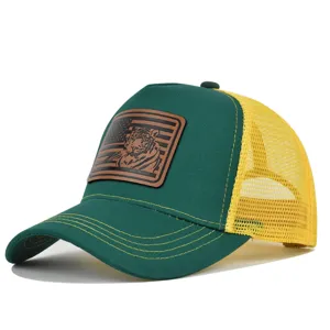 Gruene und gelbe Mesh Baseballcap mit stilvollem tiger Lederpatch fuer Sommer Outdoor.