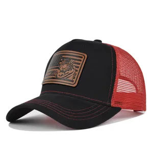 Schwarze rote Trucker Cap mit Leder Tiger US Flaggen Patch und atmungsaktivem Netz.