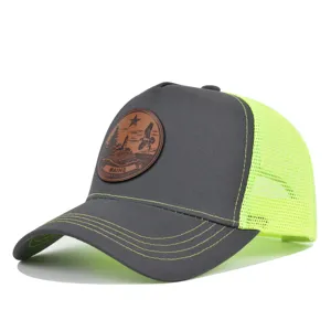 Gorra de camionero gris y verde neón con elegante parche de cuero Maine en el frente.