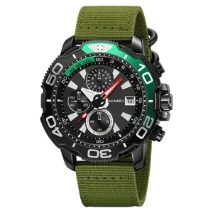 Montre quartz pour homme avec chronographe à trois compteurs et bracelet en toile verte.