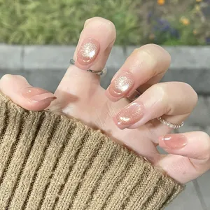 Uñas postizas francesas con brillo cat-eye, elegante diseño nude y estilo perfecto para cada día.