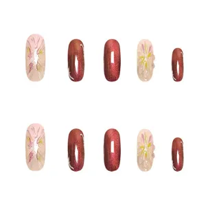 Vista detallada de uñas postizas cortas hechas a mano con brillo cat-eye y diseño floral 3D.