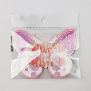 Uñas postizas para niños detalle, manicura rosa bonita con fresa y lazo en 3D art.