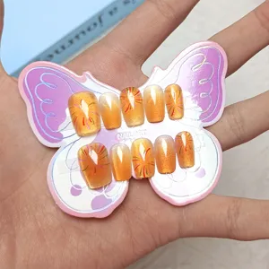 Vista detallada de 10 uñas postizas amarillas efecto ojo de gato con diseño de fuegos.