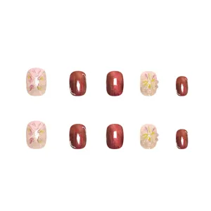 Uñas postizas cortas hechas a mano con brillo de ojo de gato rojo y diseño floral 3D.
