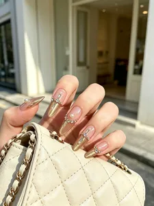 Uñas postizas hechas a mano lujo cat eye french uñas con perlas y elegantes dijes de cruz.