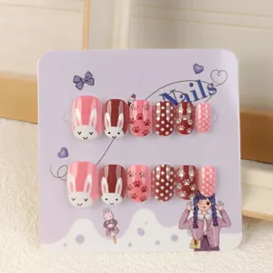 Süße künstliche Nägel für Kinder mit rosa Kaninchen und Punkten, ideal für Mädchen.
