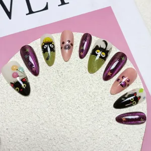 Uñas postizas de almendra hechas a mano con gatos negros y brillantes diseños de ojo de gato.