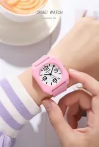 Minimalistische rosa quadratische Quarzuhr mit weißem Zifferblatt und bequemem Silikonarmband.