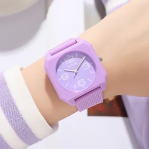 Lila quadratische Quarzuhr mit Silikonarmband fur Damen und Studenten Alltag tragen.