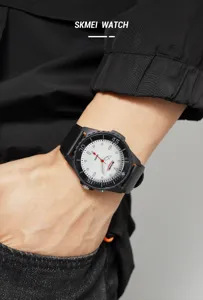Elegante orologio al quarzo SKMEI da uomo con quadrante bianco e cinturino in resina nera.