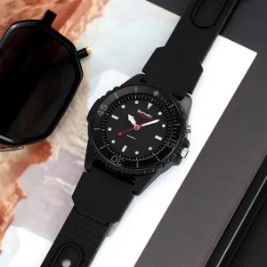 Orologio sportivo al quarzo nero con cinturino in gomma resistente e lunetta elegante.