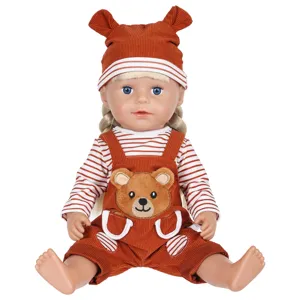 Joli ensemble de vêtements de poupée 43cm avec salopette d'ours, t-shirt et chapeau.