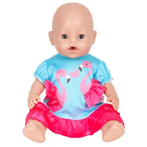 Nahaufnahme Detail der 43cm Babypuppe mit niedlichem Flamingo Badeanzug fuer Kinder.