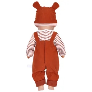 Détail de vue arrière de la tenue de poupée 43cm avec bonnet en velours et haut rayé.