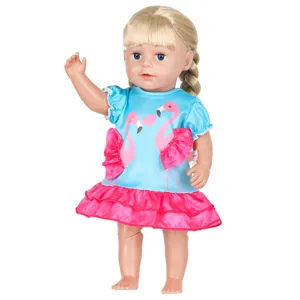 Nahaufnahme von 43cm Puppe Badeanzug mit niedlichem Flamingo-Druck und pinkem Rock.