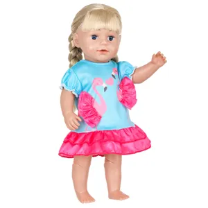Detailaufnahme der 43cm blonden geflochtenen Puppe mit einem schicken Flamingokleid.