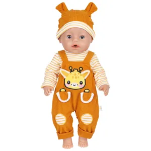 Joli ensemble de vêtements pour poupée 43cm avec broderie girafe, haut rayé et bonnet oreilles.
