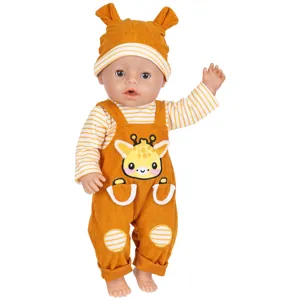 Joli ensemble de vêtements pour poupée 43cm avec salopette girafe, chemise et bonnet d'animal.