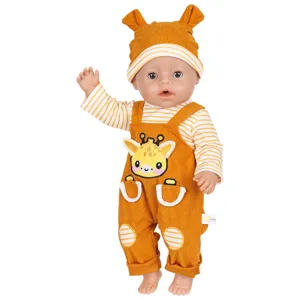 Joli ensemble de vêtements pour poupée 43cm avec motif girafe, salopette et bonnet.