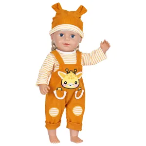 Détail de tenue de poupée 43cm avec salopette en velours côtelé, girafe brodée et bonnet.